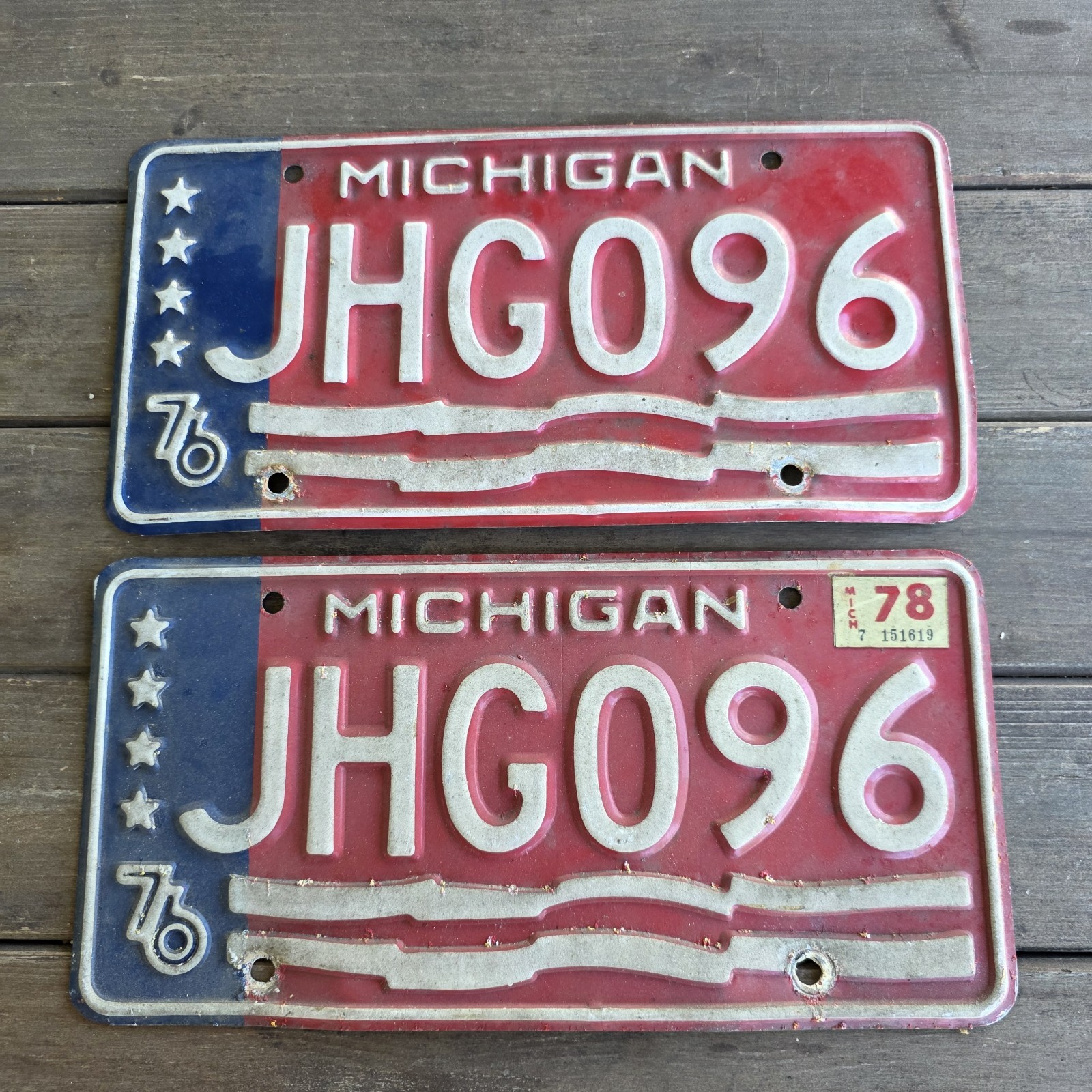 Vintage \'76 MICHIGAN License Plate Pair Tag JHG096 Red White Metal Auto Decor