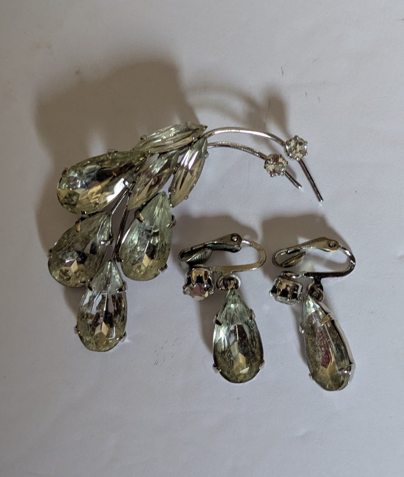  Clear Vintage Gemstone  And Silver Tone Clip Style Earrings And Matching Brooch