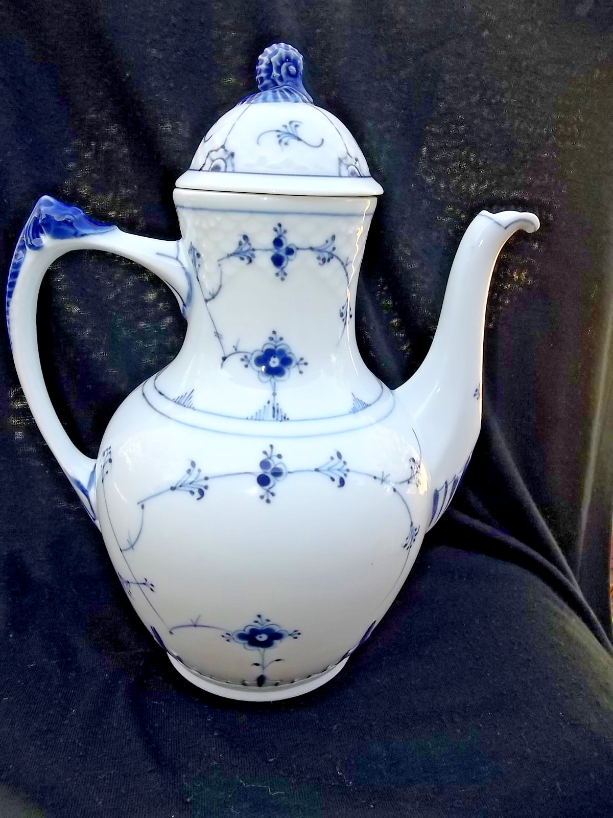 BING & GRONDAHL LG COFFEE POT BLUE  TRADITIONAL W / SEAHORSE FINIAL 301 DENMARK