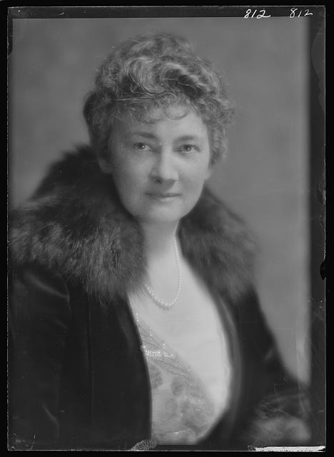 Photo:Mrs J H Lancashire Portrait Photograph 1910s Fox Fur Pearl Necklace