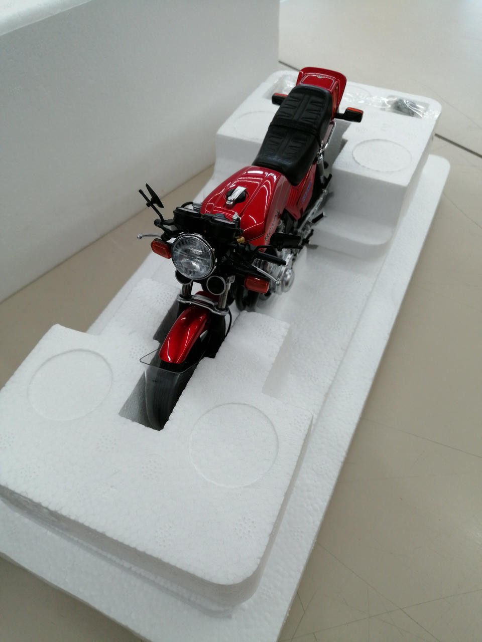 AUTOart 1/12 Honda CB750F Motorcycle Model