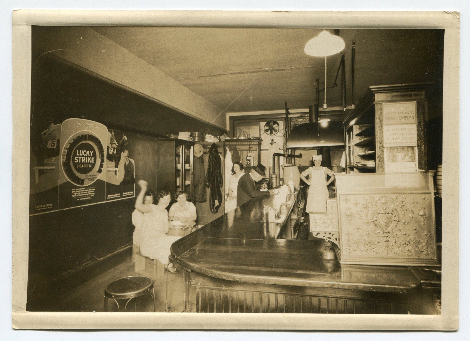 Haymarket Restaurant, Huntington, Indiana, Vintage 5x7 Snapshot Photo, Interior