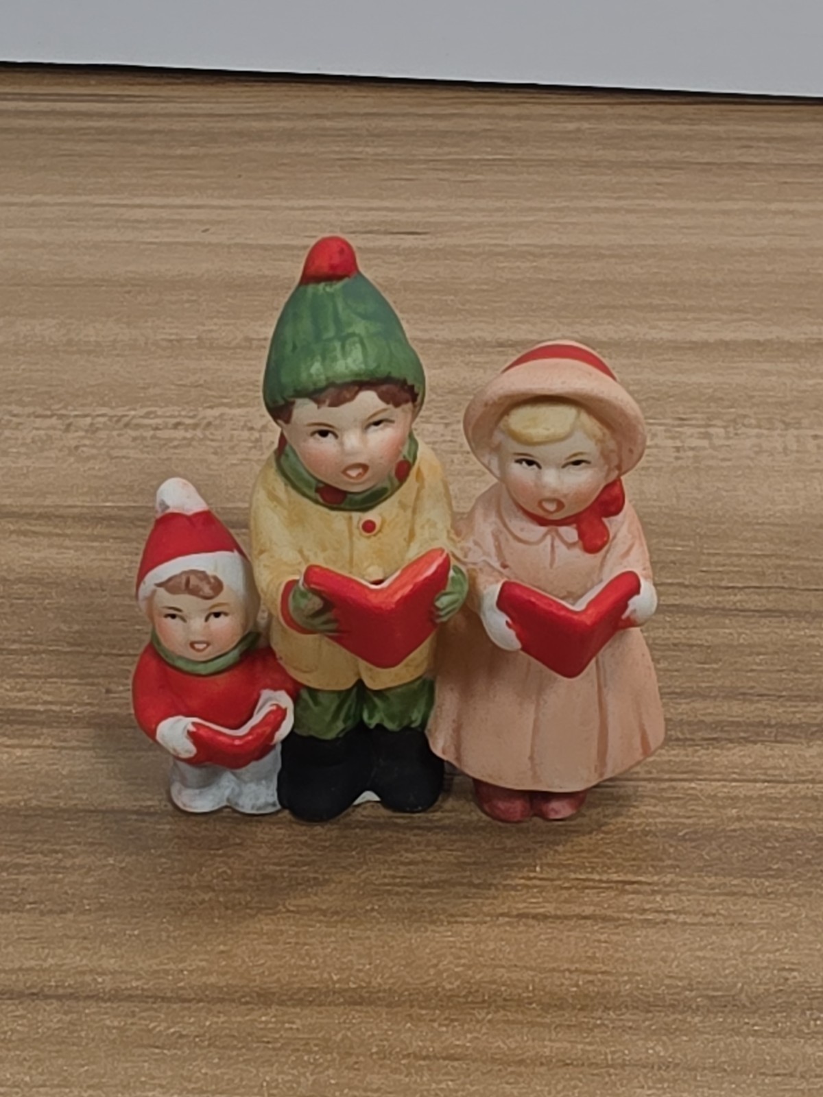 Vintage 1986 Lefton Christmas Colonial Village Carolers Figurine #05828