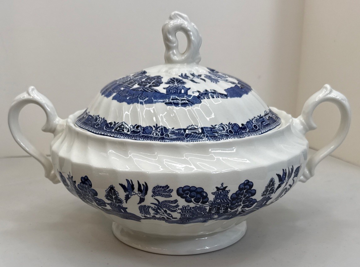 VTG Royal Wessex Blue Willow Soup Tureen Lid Swirl Rim Made In England