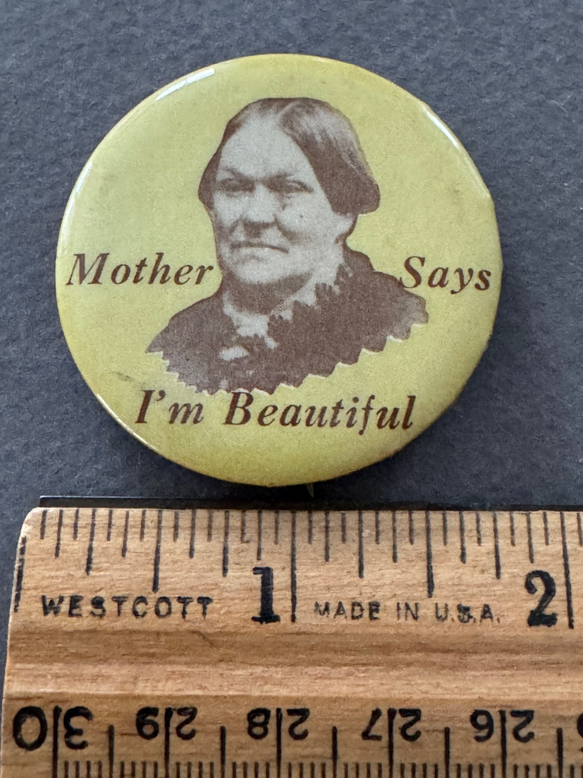 MRS. GRUNDY\'S MOTTO SERIES MOTHER SAYS I\'M BEAUTIFUL BUTTON PIN PINBACK VINTAGE