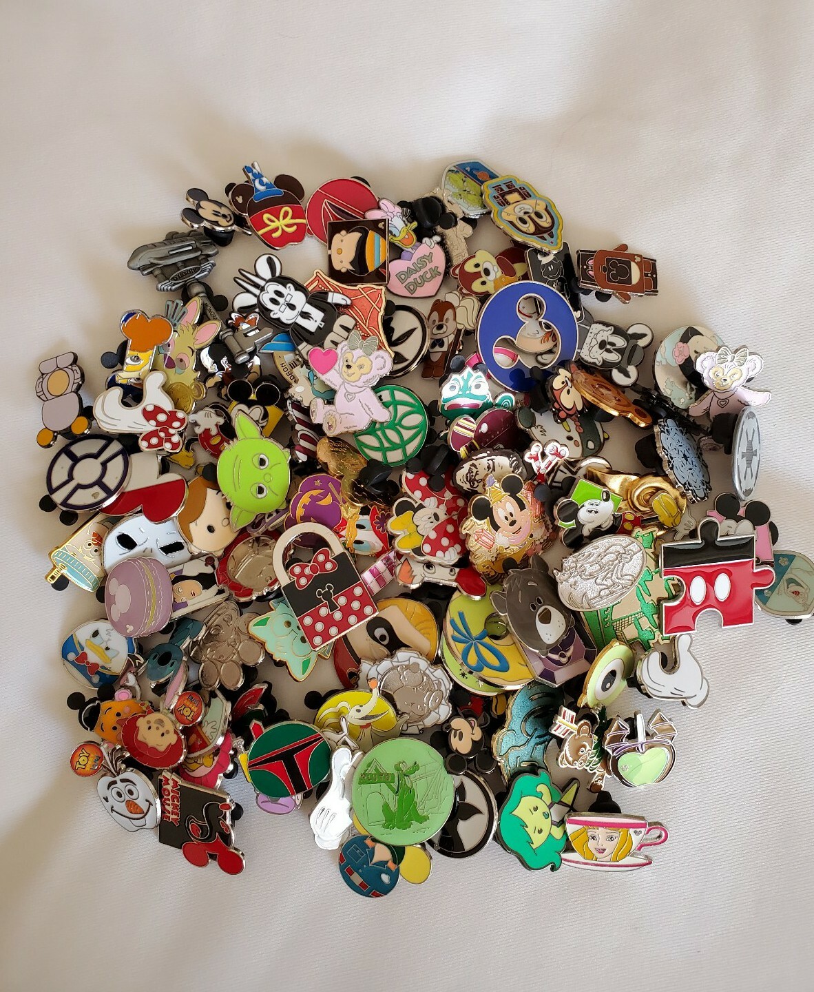DISNEY TRADING PIN 500 LOT with 500 DIFFERENT PINS DISNEY TRADING PIN 500 LOT with 500 DIFFERENT PINS
