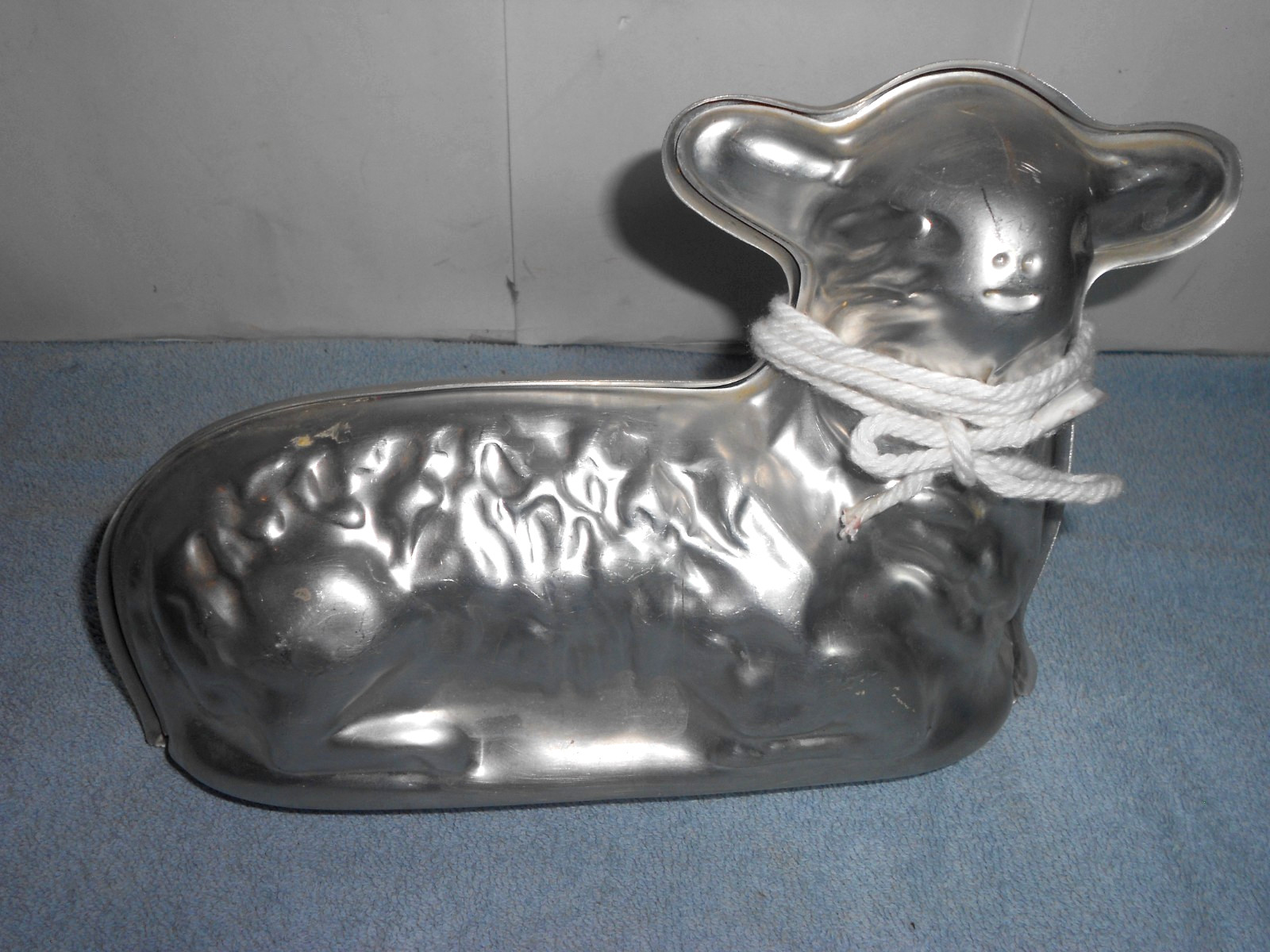 VINTAGE LAMB - SHEEP  CAKE MOLD 2 PIECE ALUMINUM 3D BAKING PAN 9 x 3 x 7 in -W85