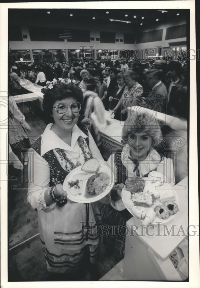 1986 Press Photo Folk Fair Employees Display Food - mjb07620 1986 Press Photo Folk Fair Employees Display Food - mjb07620