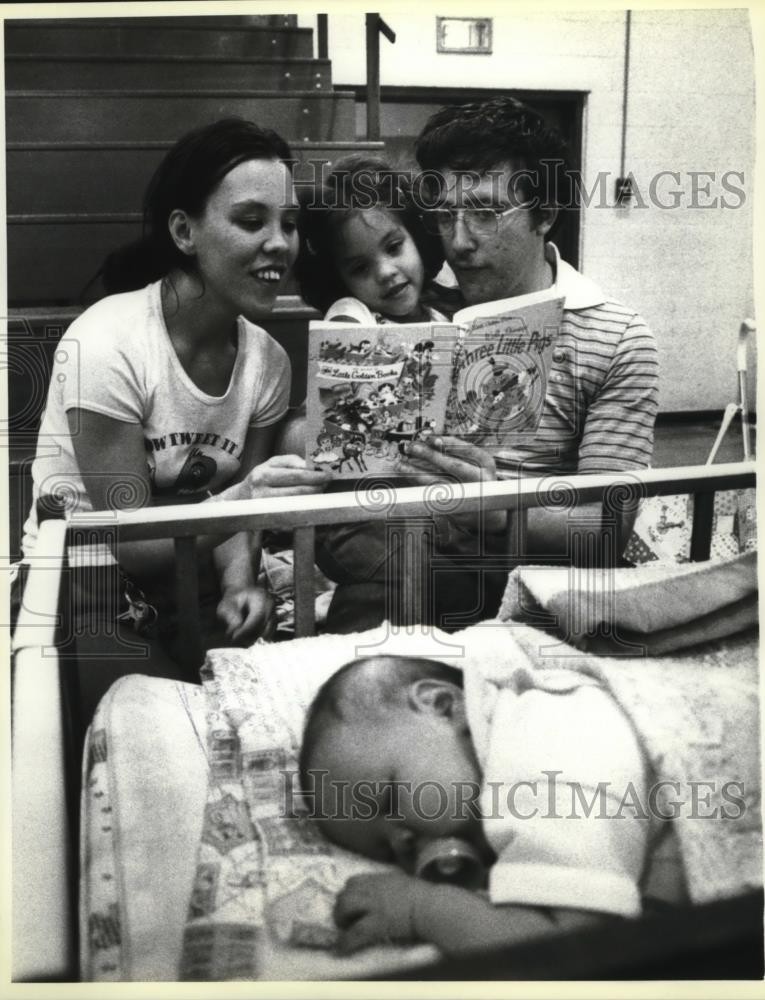 1979 Press Photo Paula and Timothy Lee read to their daughter, Dawn Marie