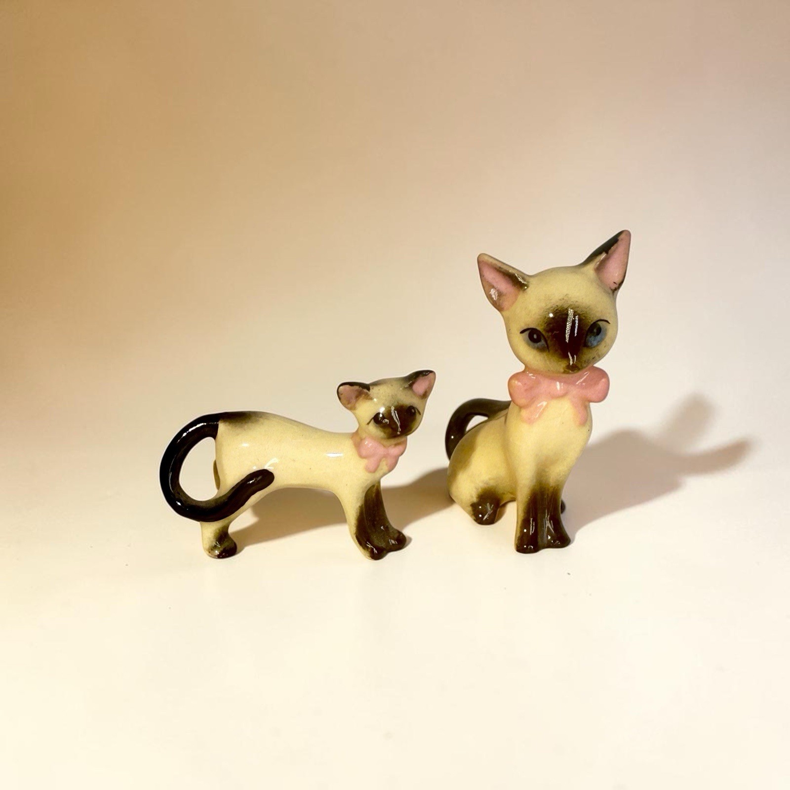 Vintage Mid Century Siamese Cat Figurines Set Pink Bows Retro Ceramic Kitties
