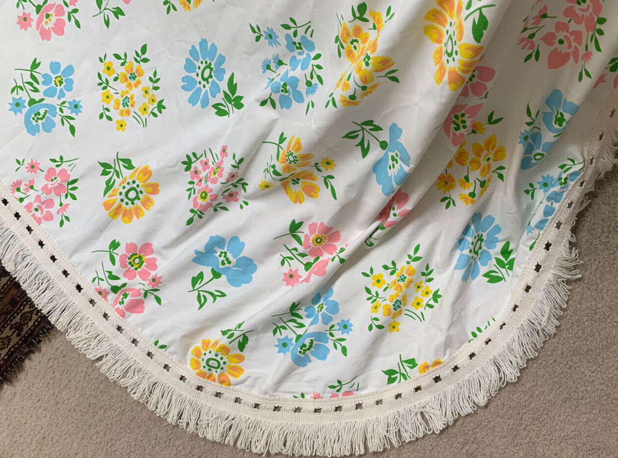 Vtg Montgomery Ward KING Size White Flower Power Design Fringed Bedspread 118x96 Vtg Montgomery Ward KING Size White Flower Power Design Fringed Bedspread 118x96