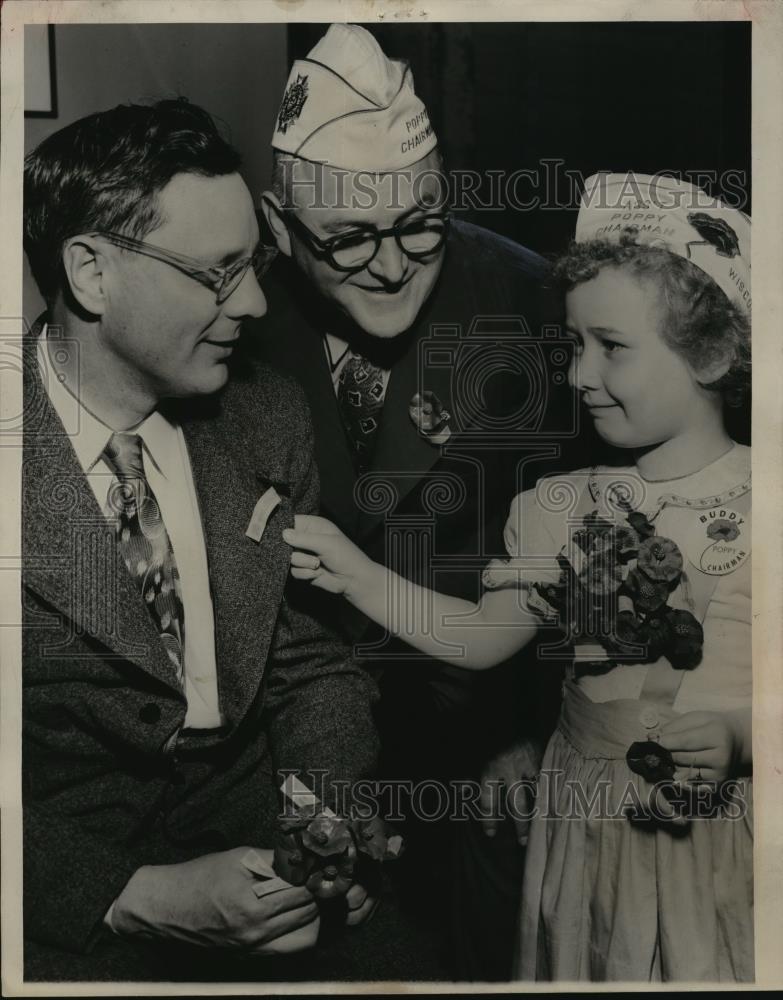 1951 Press Photo Frank Zeidler, Mayor of Milwaukee Seen With a Man and Child