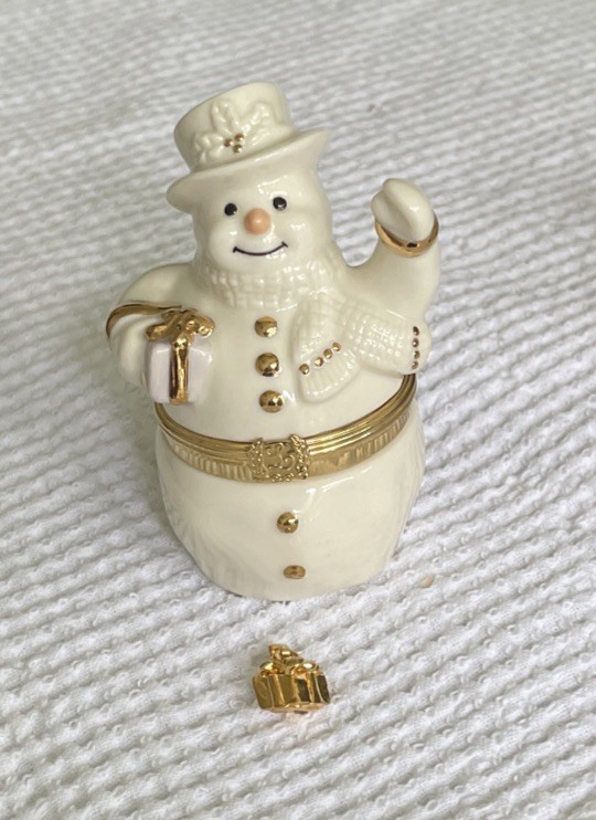 Lenox Treasures Snowman’s Spirit Of Season Surprise Gift Box Porcelain 24K Trim Lenox Treasures Snowman’s Spirit Of Season Surprise Gift Box Porcelain 24K Trim