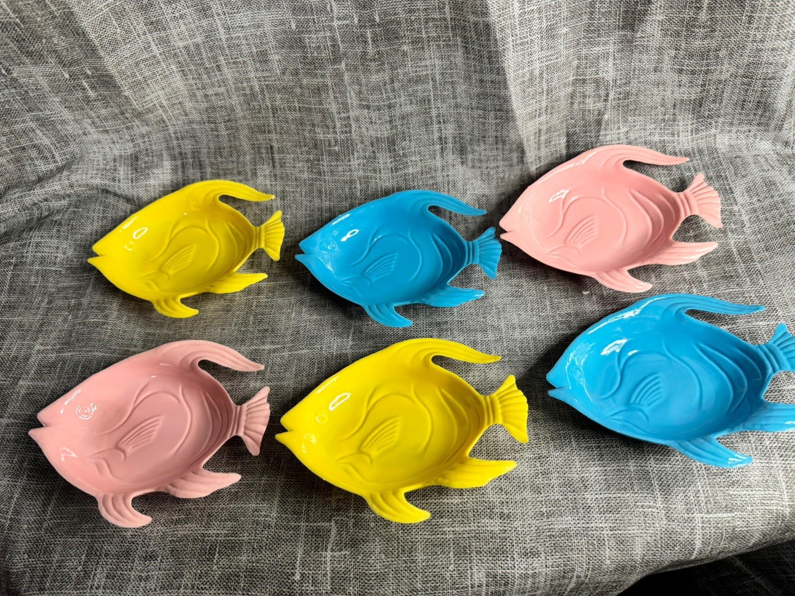 Vintage Delagar Plastic Fish Soap Dishes Set of 6 (2 each) pink, blue, yellow Vintage Delagar Plastic Fish Soap Dishes Set of 6 (2 each) pink, blue, yellow