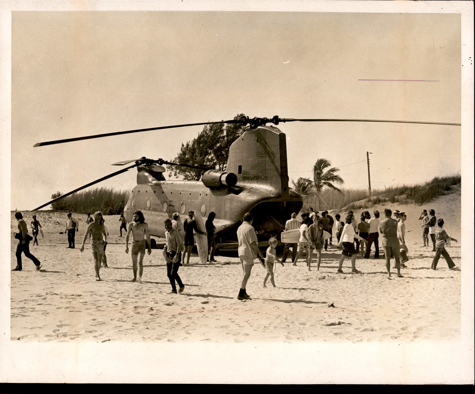 LD379 1972 Orig R. Houston Photo VERTOL CH-47 CHINOOK HELICOPTER BEACH ACCIDENT LD379 1972 Orig R. Houston Photo VERTOL CH-47 CHINOOK HELICOPTER BEACH ACCIDENT