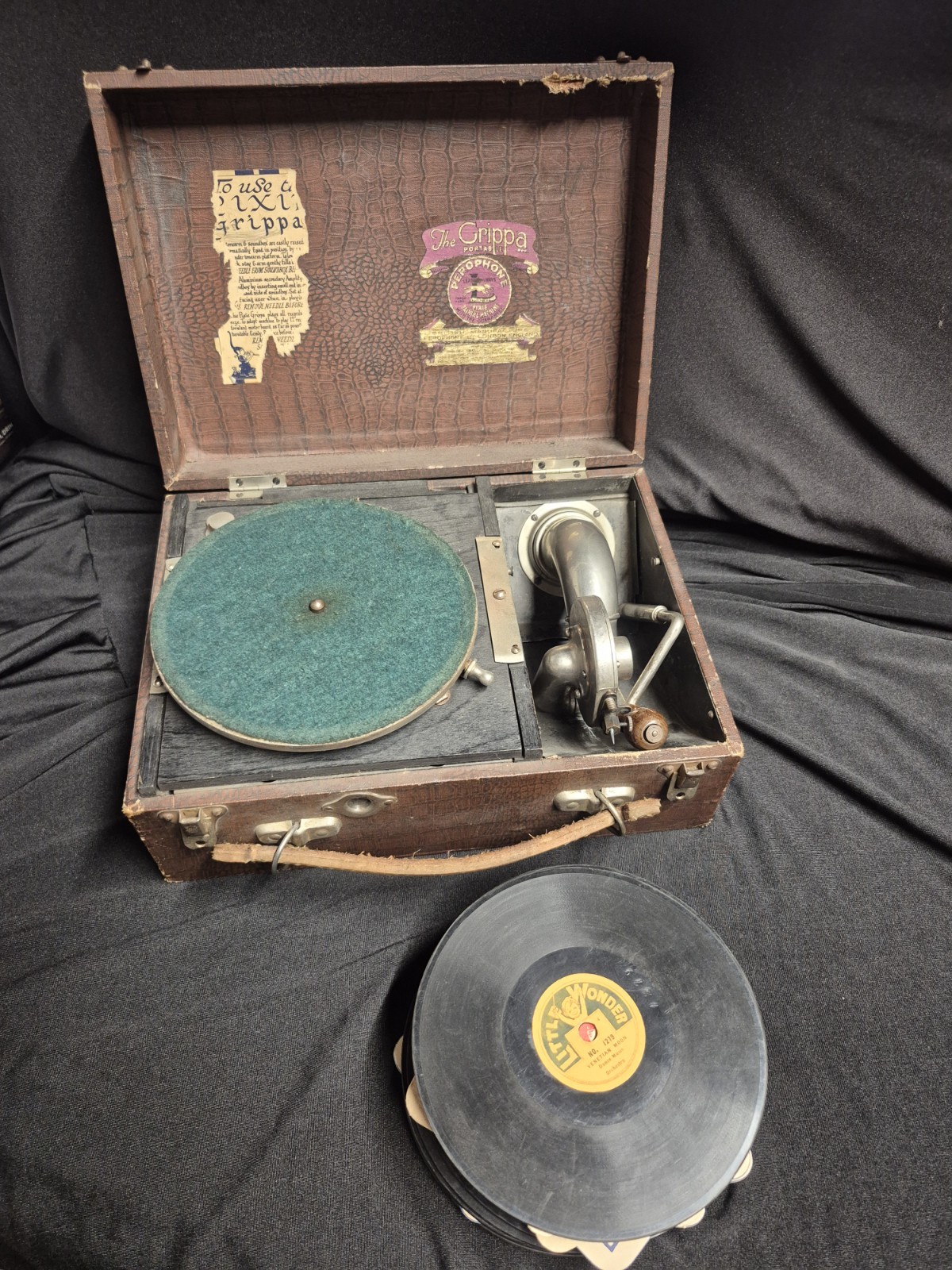 Vintage 1920s Perophone Pixie Grippa Portable Gramophone & 15 Little Wonder... Vintage 1920s Perophone Pixie Grippa Portable Gramophone & 15 Little Wonder...