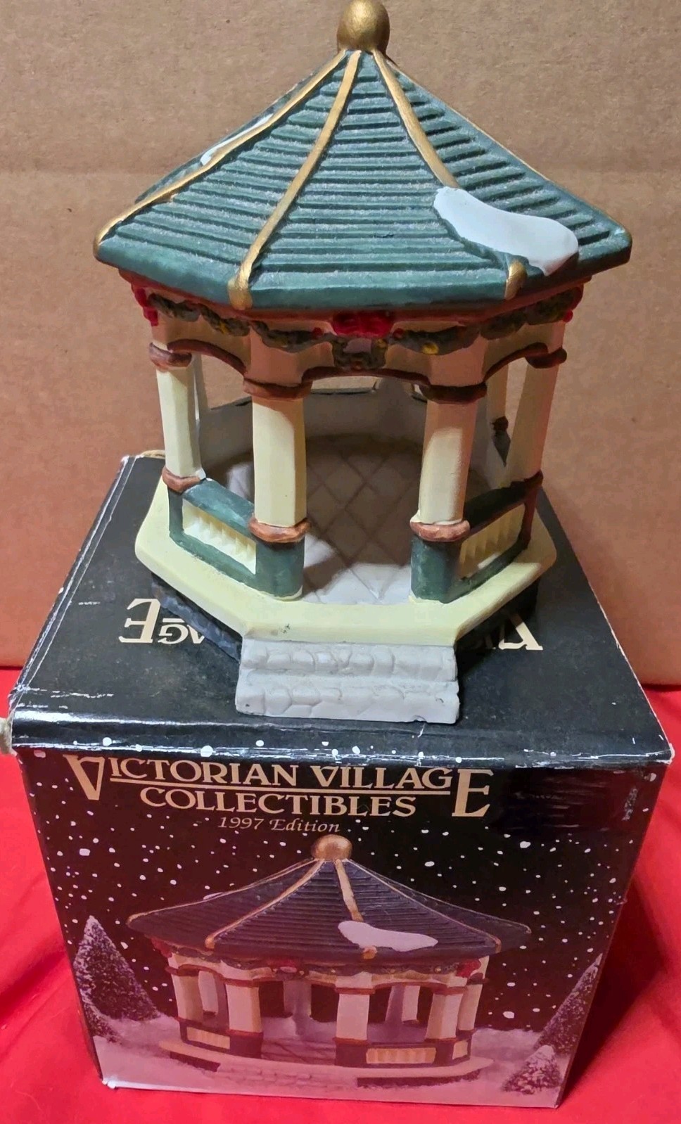 VICTORIAN VILLAGE COLLECTIBLES OLD TOWNE GAZEBO 1996 Edition Christmas
