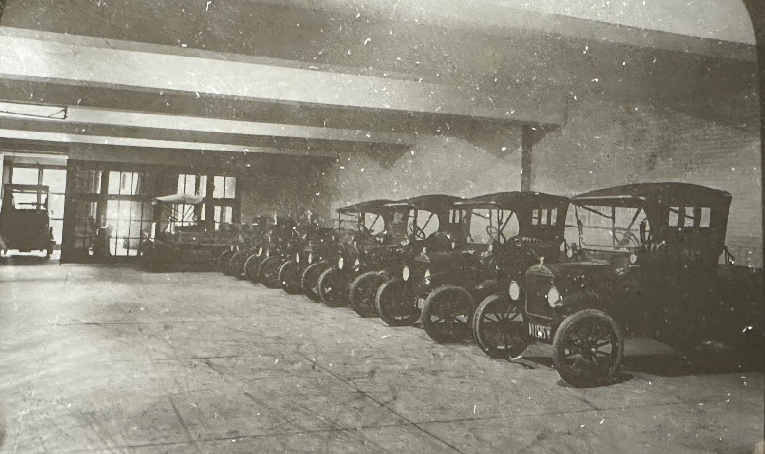 ANTIQUE ALBANY NEW YORK B&W GLASS SLIDE: CARS & DELIVERY VEHICLE IN GARAGE M352