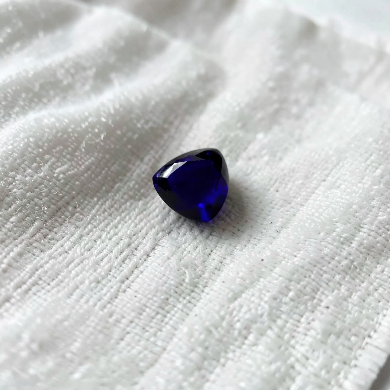 Trillion Cut Sapphire Blue 10-12 CT Loose Gemstone, Modern Stone for Pendants