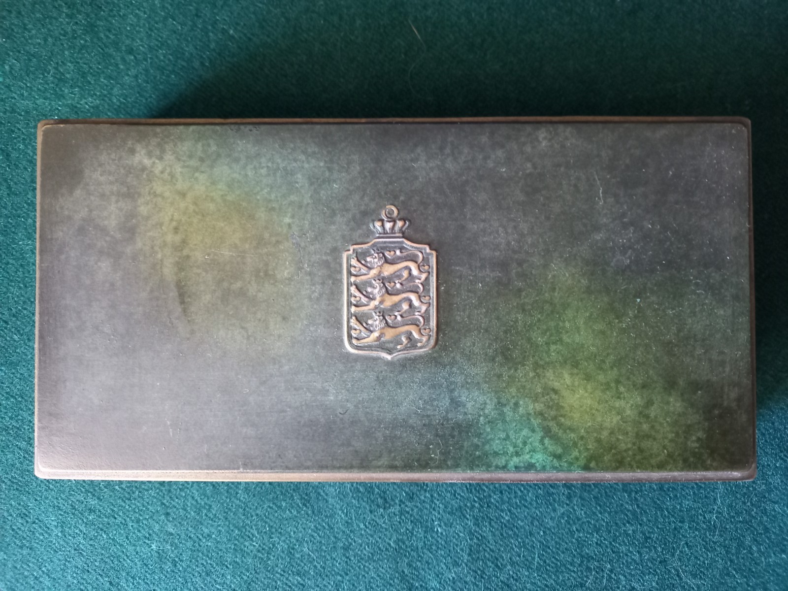 Bronze patina Ildfast box with the coat of arms of Denmark. Bronze patina Ildfast box with the coat of arms of Denmark.