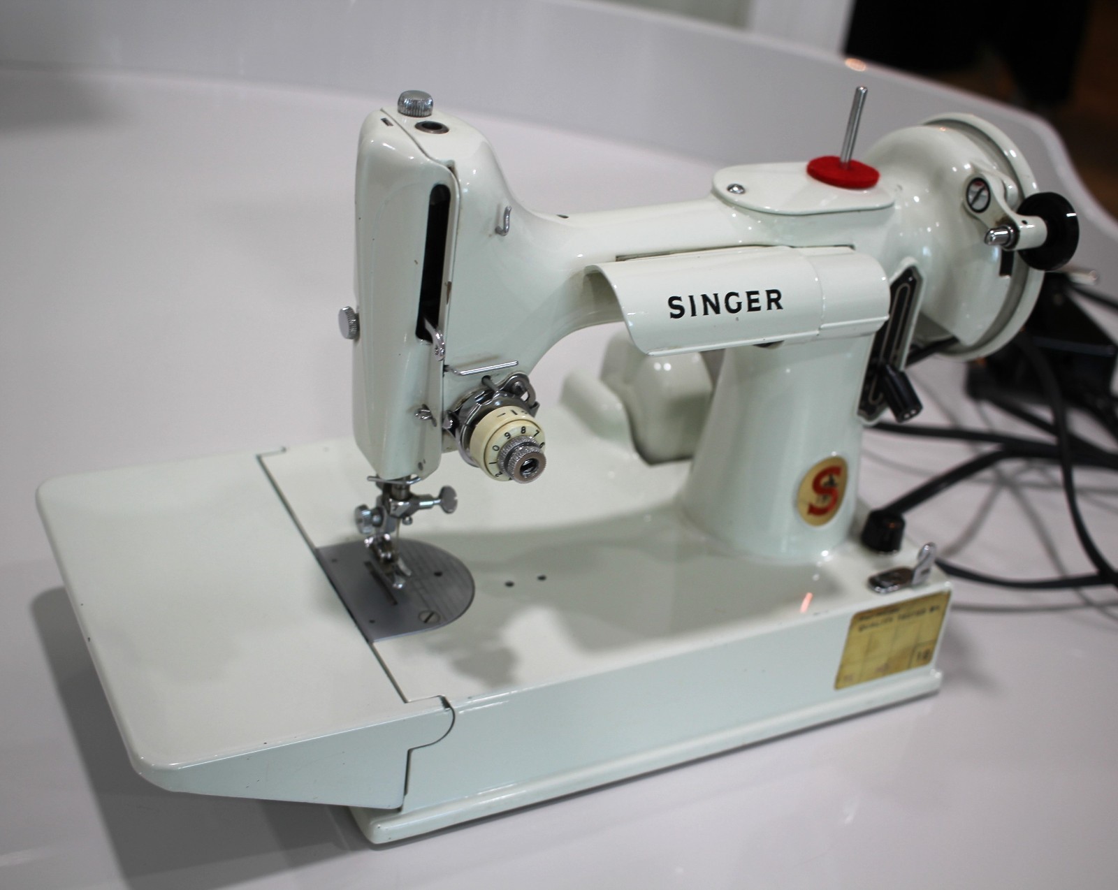 Vintage 1964 Singer Featherweight Sewing Machine 221k *Works Great* Red S badge