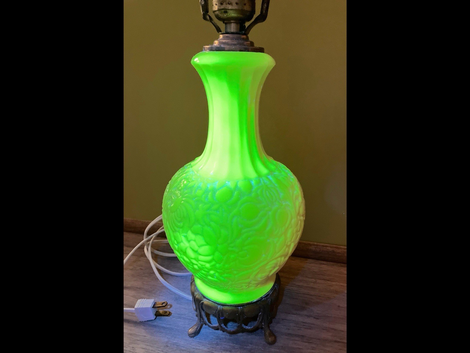 RARE Aladdin Alacite Lamp Uranium Glow Wreath Finial Brass Base Milk Glass Works