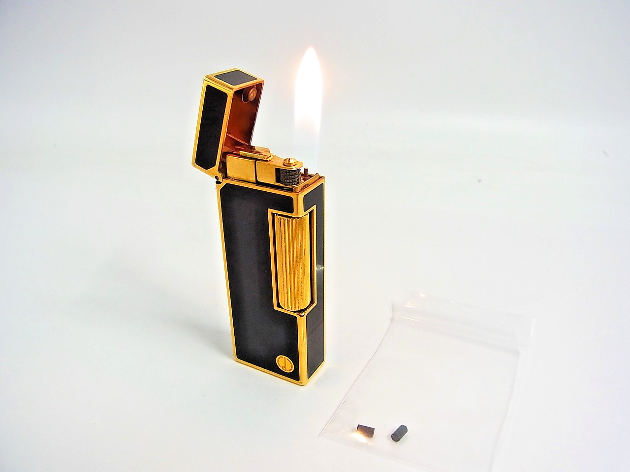 Working Dunhill Rollagas Lighter d Mark Black Lacquer Gold with 2 flints (b809