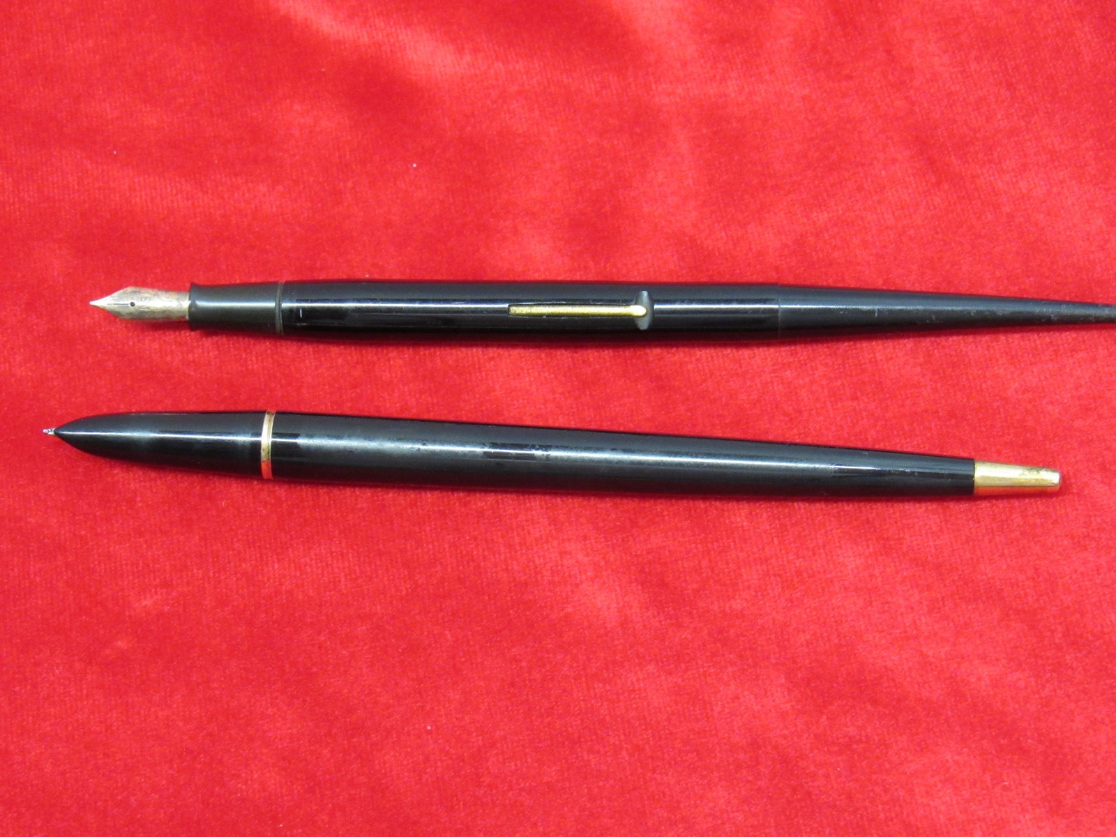 Lot Of two Ink Pens. The Clapper By Sheaffer & The Parker Pen Co. Pre-Owned.
