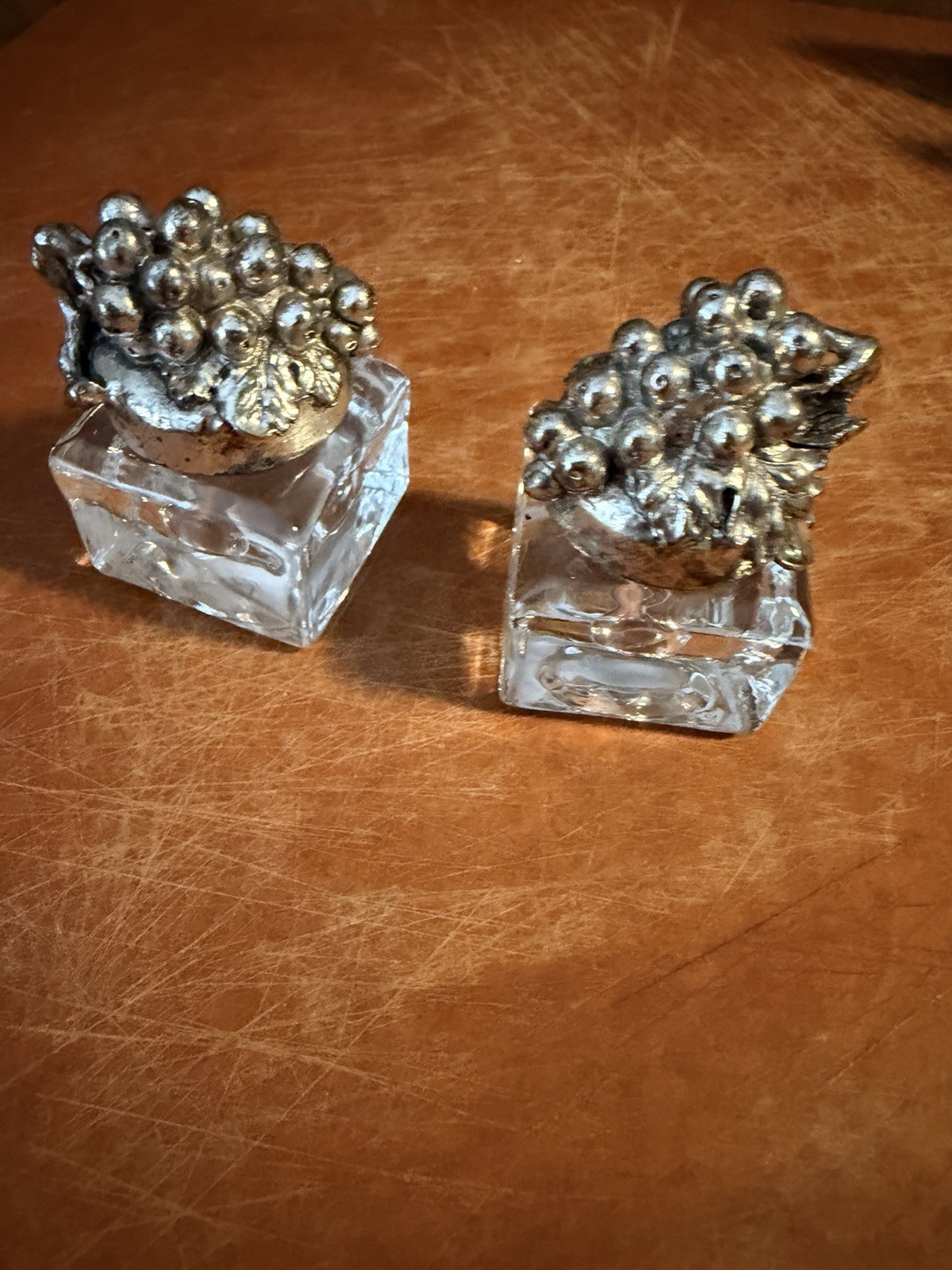 Vintage Arthur Court Grape Glass Salt and Pepper Shakers Set Aluminium Tops 3\
