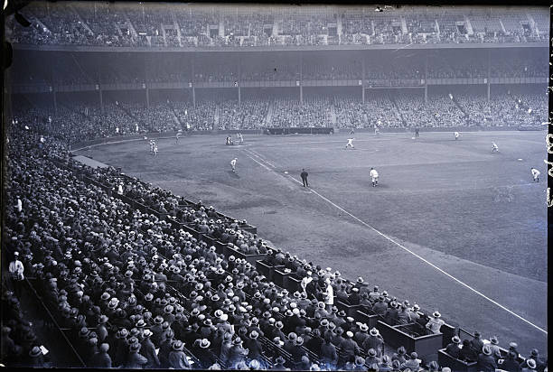 Waite Hoyt about deliver ball Rogers Hornsby while Lou Gehrig l- 1926 Old Photo Waite Hoyt about deliver ball Rogers Hornsby while Lou Gehrig l- 1926 Old Photo