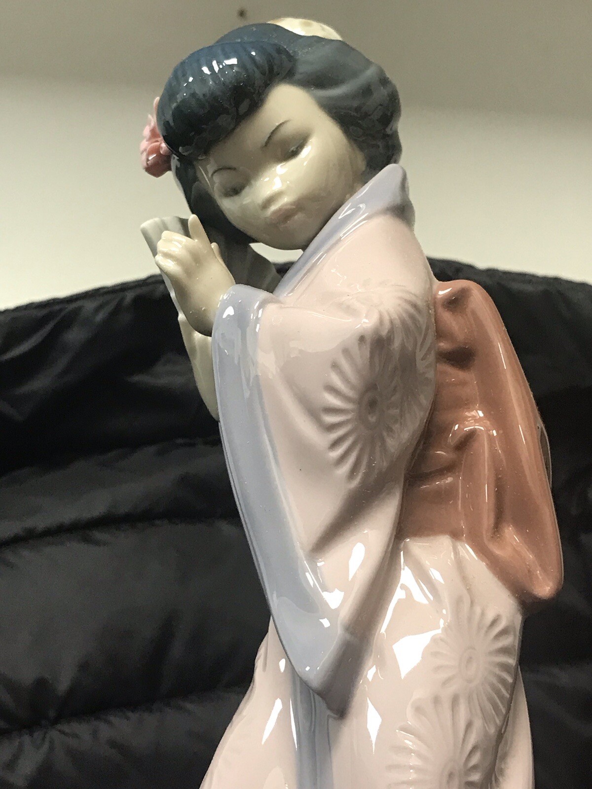 Lladro #4990 Porcelain Shy Geisha with fan *Retired*