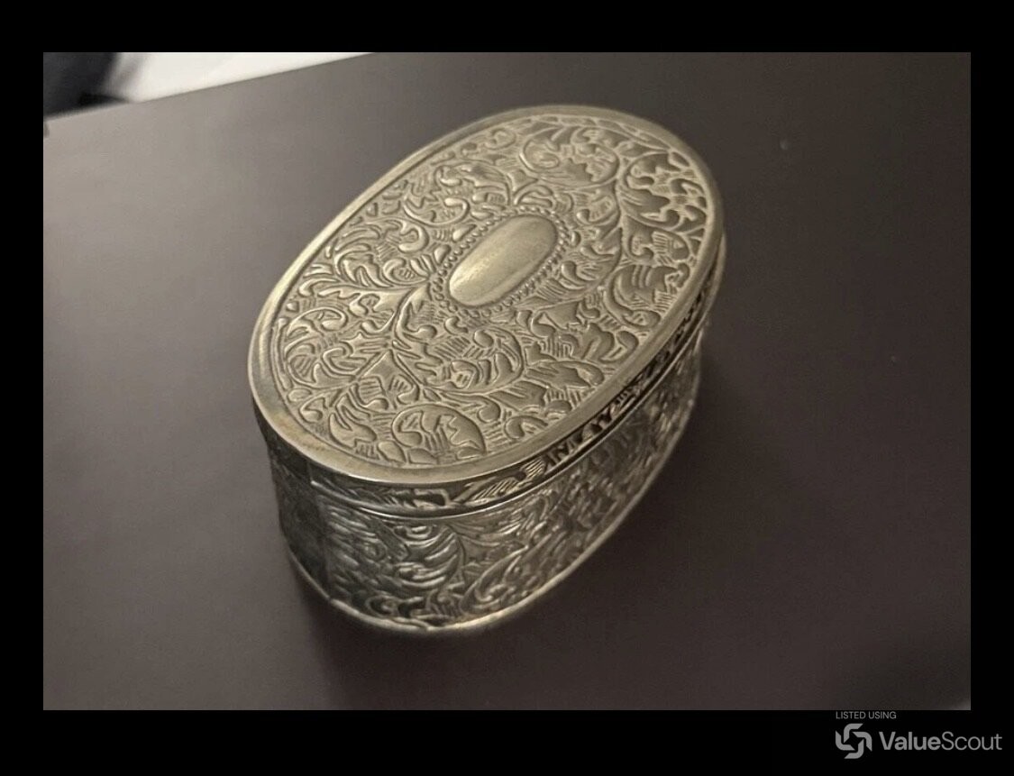 Oval Silver-Plated Trinket Box Decorative Relief Vintage Style Oval Silver-Plated Trinket Box Decorative Relief Vintage Style