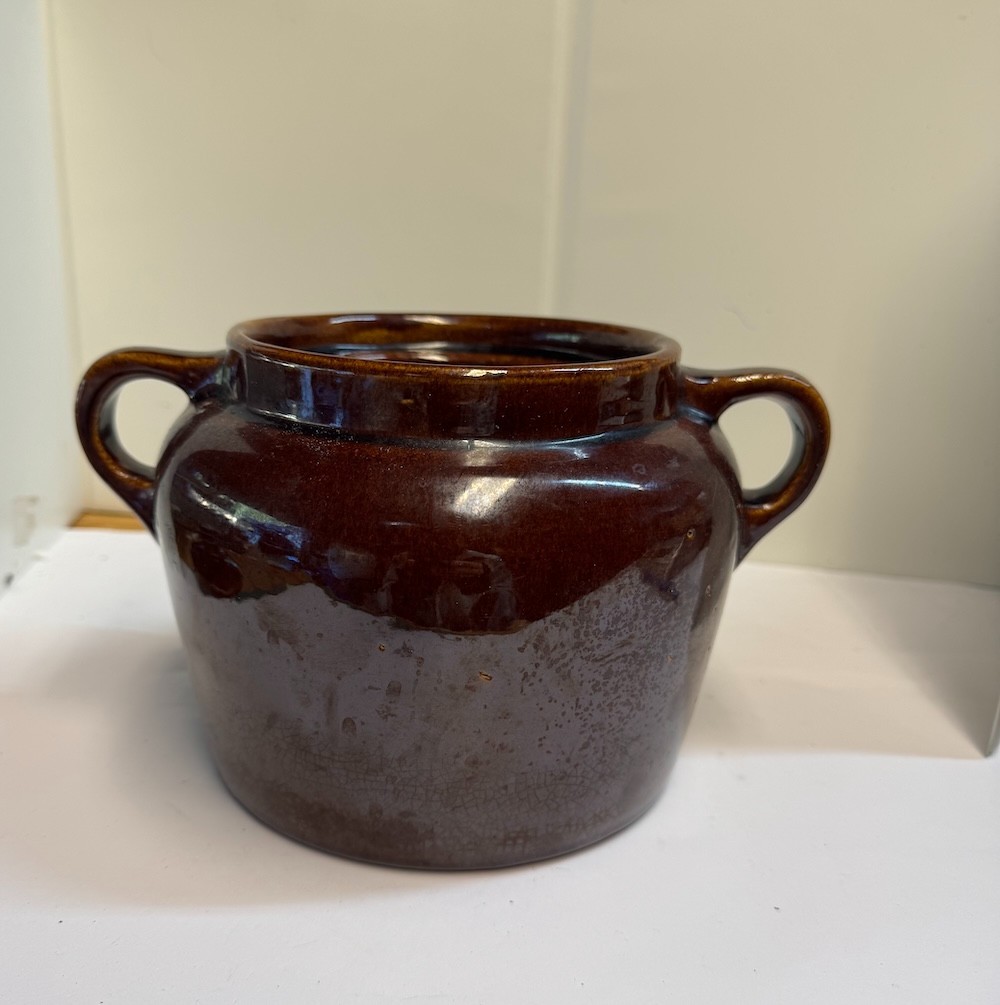 HULL BROWN DRIP BEAN POT WITH CRACKED LID STONEWARE 1 qt 8\