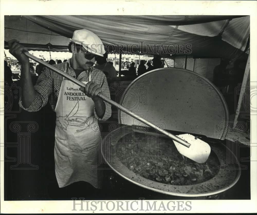1980 Press Photo Mike Manson of LaPlace, stirs pot filled with Andouille Gumbo