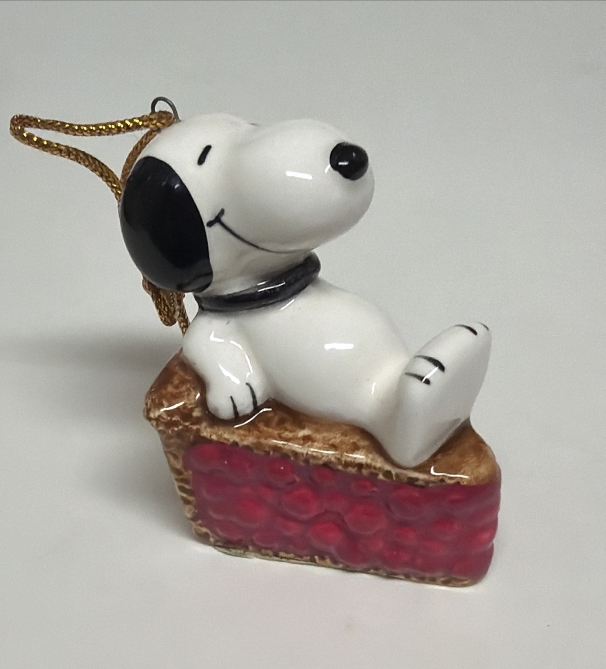 Snoopy W Pie Peanuts Ceramic Ornament United Feature Syndicate VTG 70s