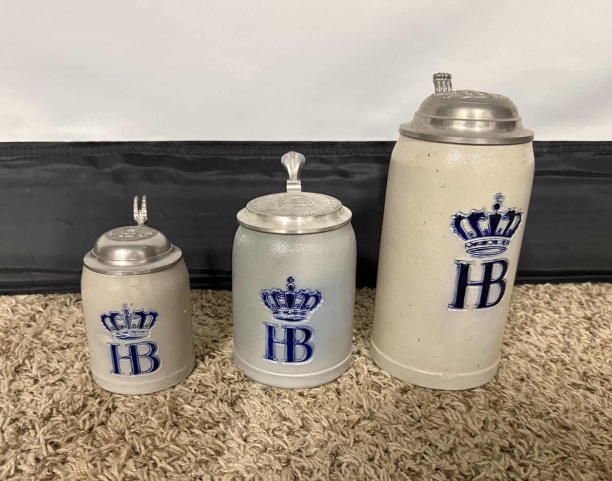 HB Hofbrauhaus Stein Collection, 1L + 0.5L + 0.25L, Adorned Lids, Excellent Cond HB Hofbrauhaus Stein Collection, 1L + 0.5L + 0.25L, Adorned Lids, Excellent Cond