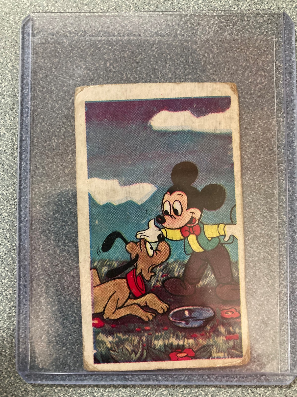 RARE 1960's JAPANESE MENKO DISNEY MICKEY MOUSE / PLUTO hand-cut card #52214 READ