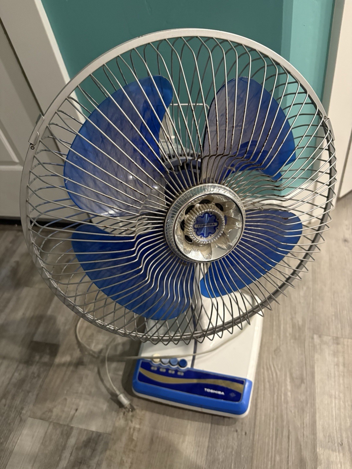 Vintage Toshiba Es-52c Oscillating Electric Fan 4 Blue Blades. Read Description 