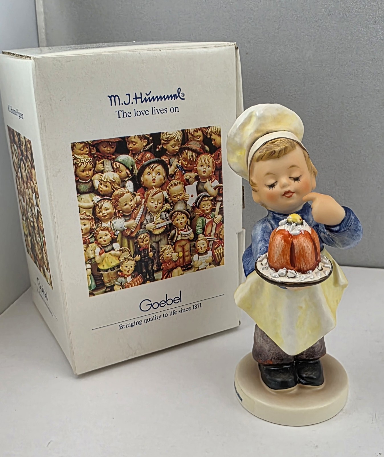 GOEBEL M.I.HUMMEL - Baker #128 Figurine 5\