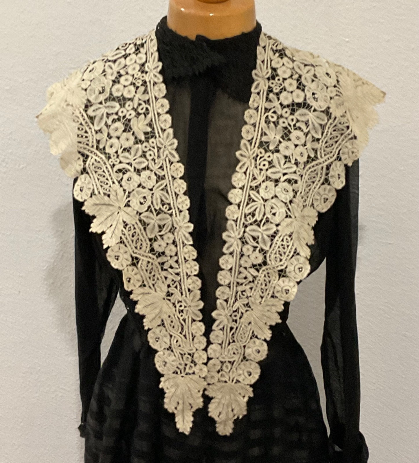 Antique Hand Made BRUSSELS DUCHESS LACE 11” Wide VICTORIAN Ecru BERTHA COLLAR Antique Hand Made BRUSSELS DUCHESS LACE 11” Wide VICTORIAN Ecru BERTHA COLLAR