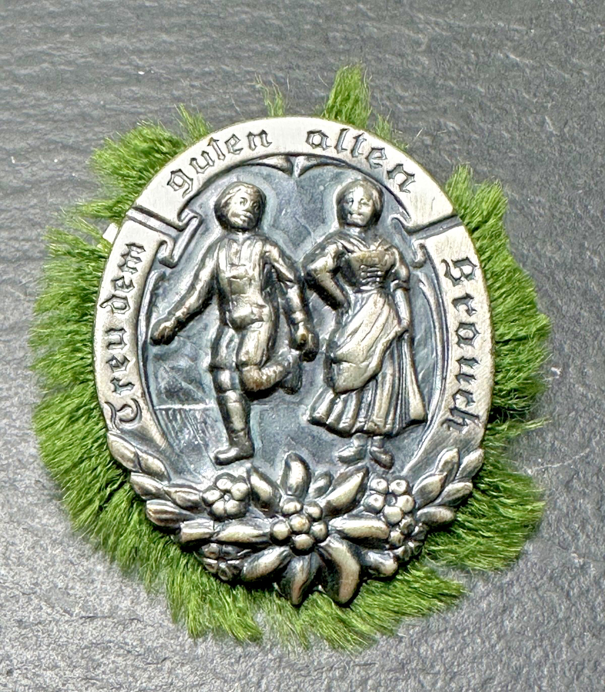 VINTAGE BAVARIAN DANCERS & EDELWEISS TRADITION SILVER PLATED(?) HAT PIN N282