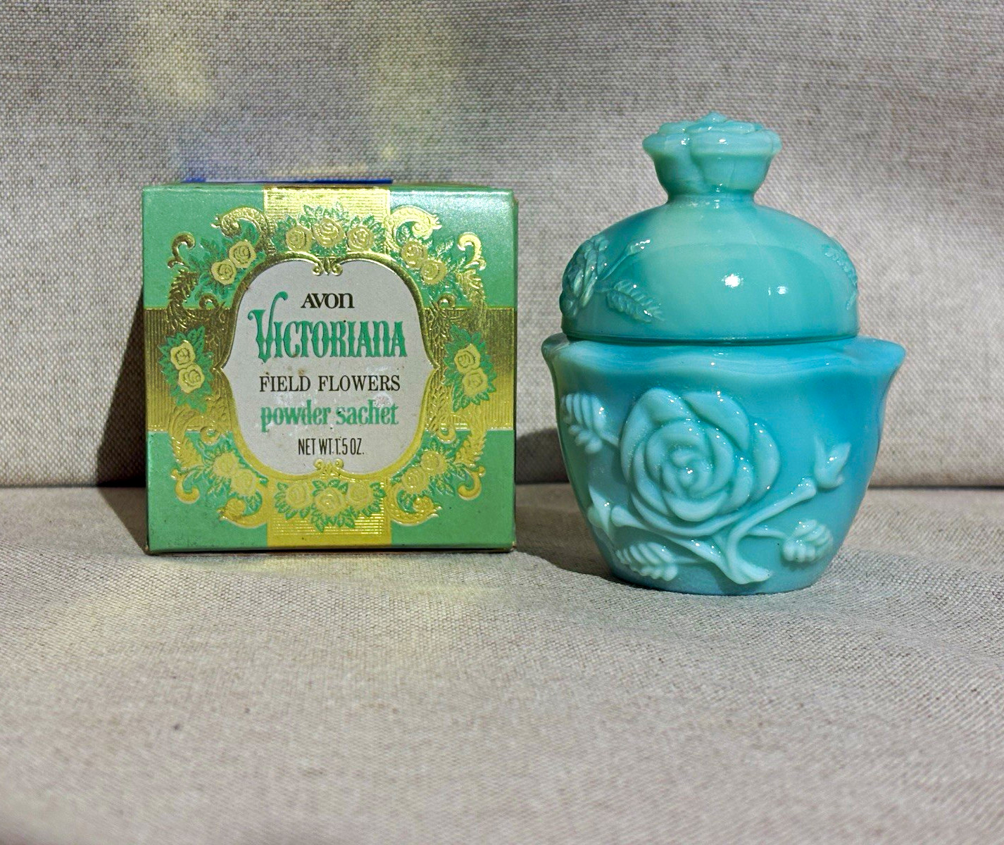 Avon Victoriana Field Flowers Powder Sachet 1.5 oz Blue Glass Jar w/ Box