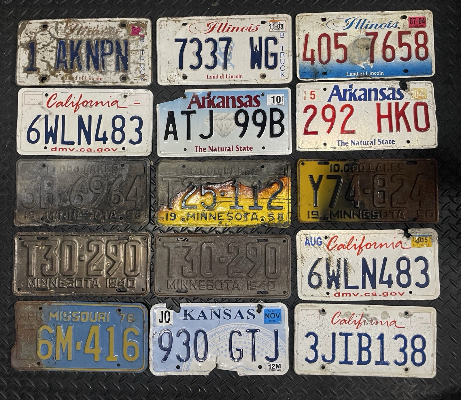 LOT OF 30 MIXED STATES LICENSE PLATES FOR CRAFTS GARAGE DISPLAY BULK PLATE LOT 1