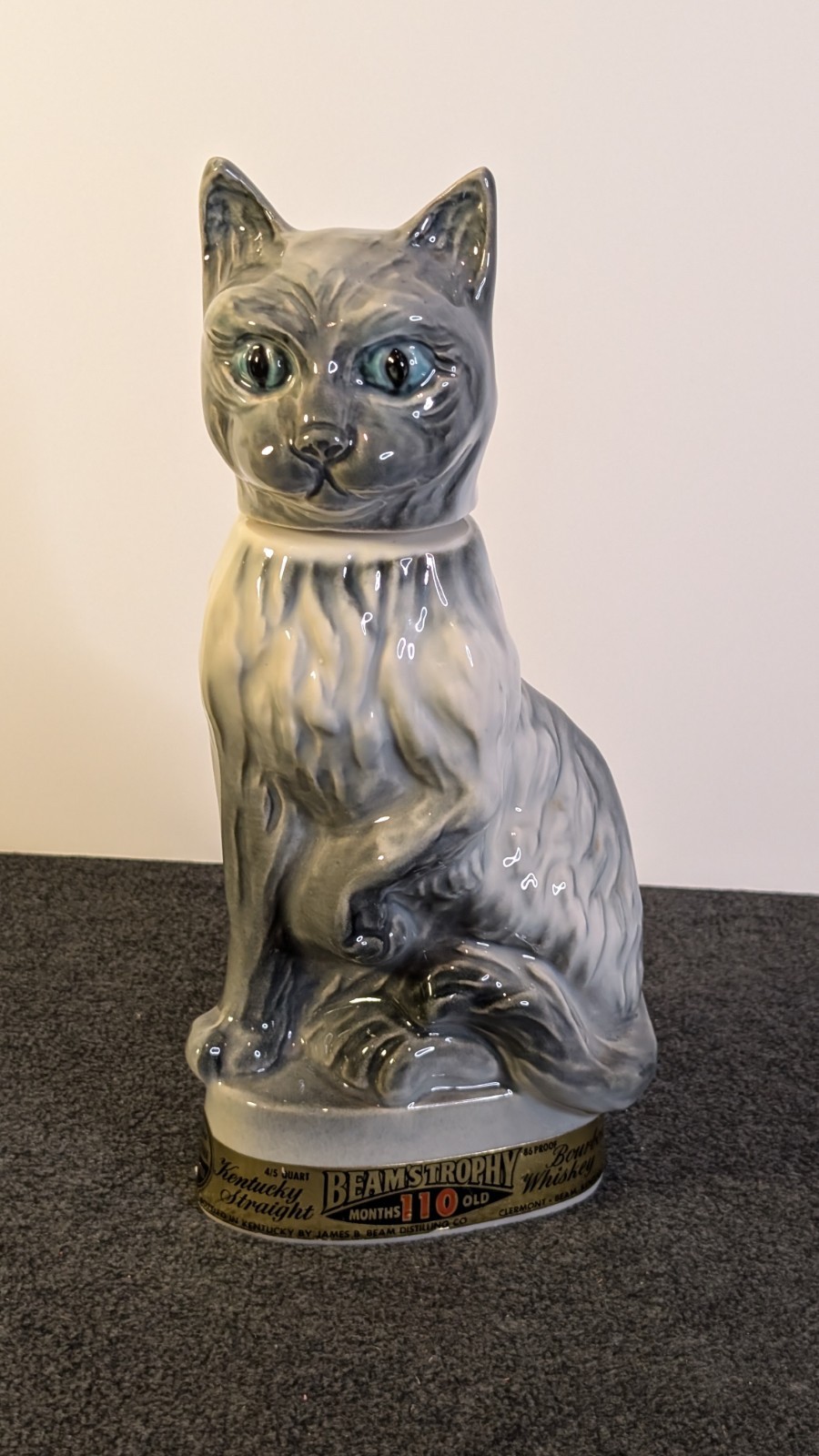 1967 Jim Beam Trophy Decanter Siamese Cat Regal China Blue Eyes Gray 11.5\