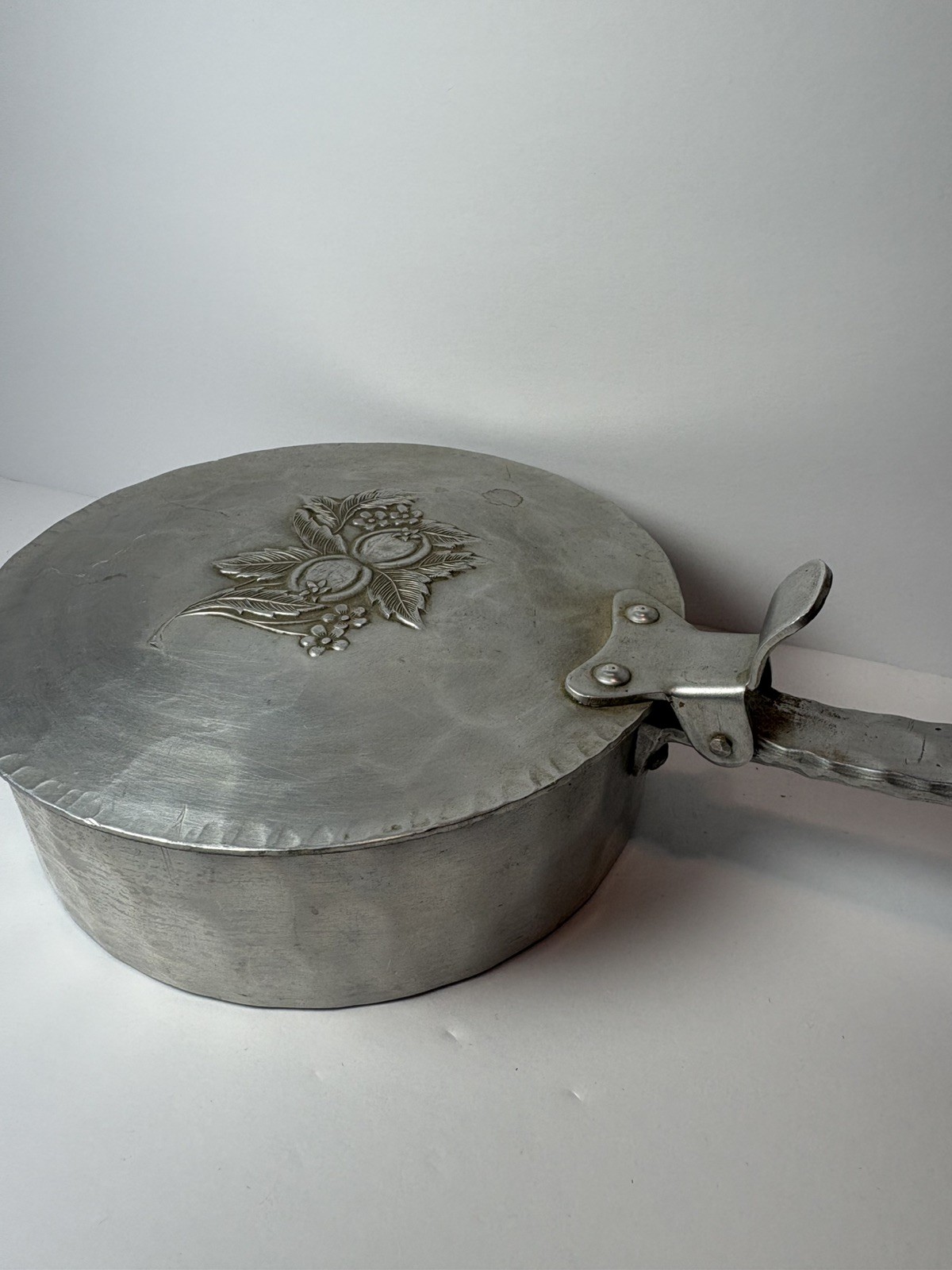 Vintage Everlast Metal #552 Hand Forged Aluminum Silent Butler Crumb Catcher