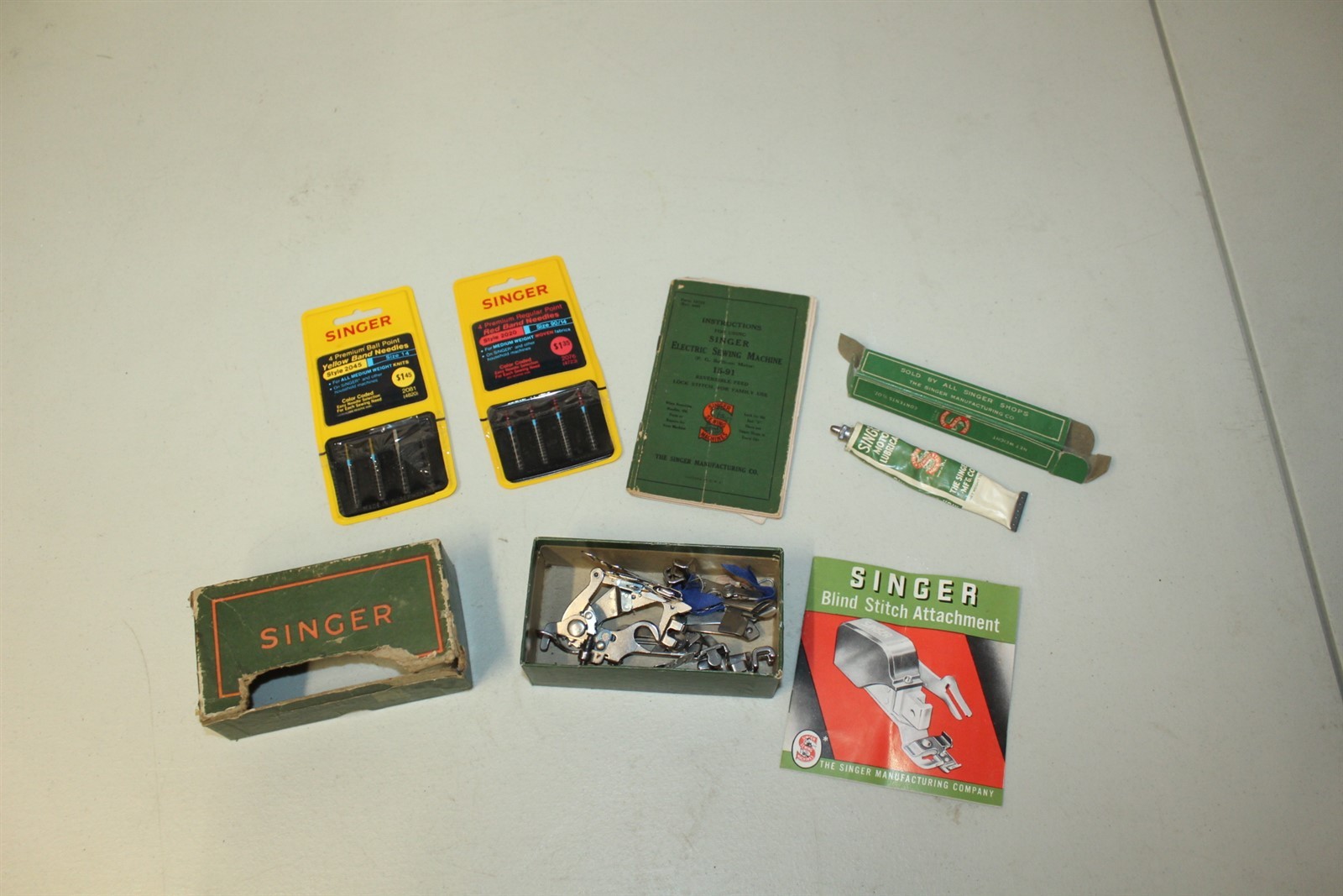 Vintage Singer Sewing Lot Parts Pieces Box Advertising Booklet Presser Foot Vintage Singer Sewing Lot Parts Pieces Box Advertising Booklet Presser Foot