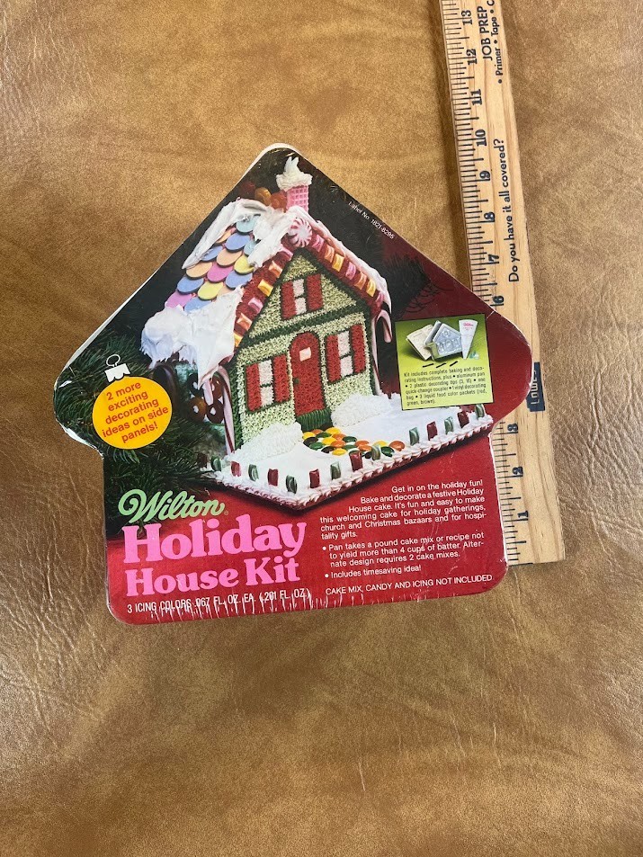 New Vintage Wilton Stand-Up Holiday House Kit Pan Set 2105-2282