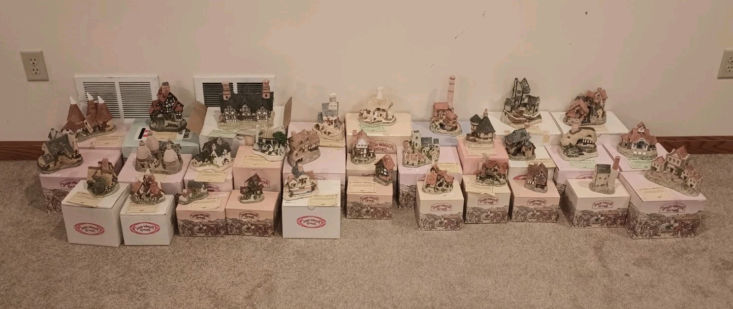 Vtg 1980-88 Lot of 30 DAVID WINTER COTTAGES Handmade GREAT BRITAIN Hand Painted