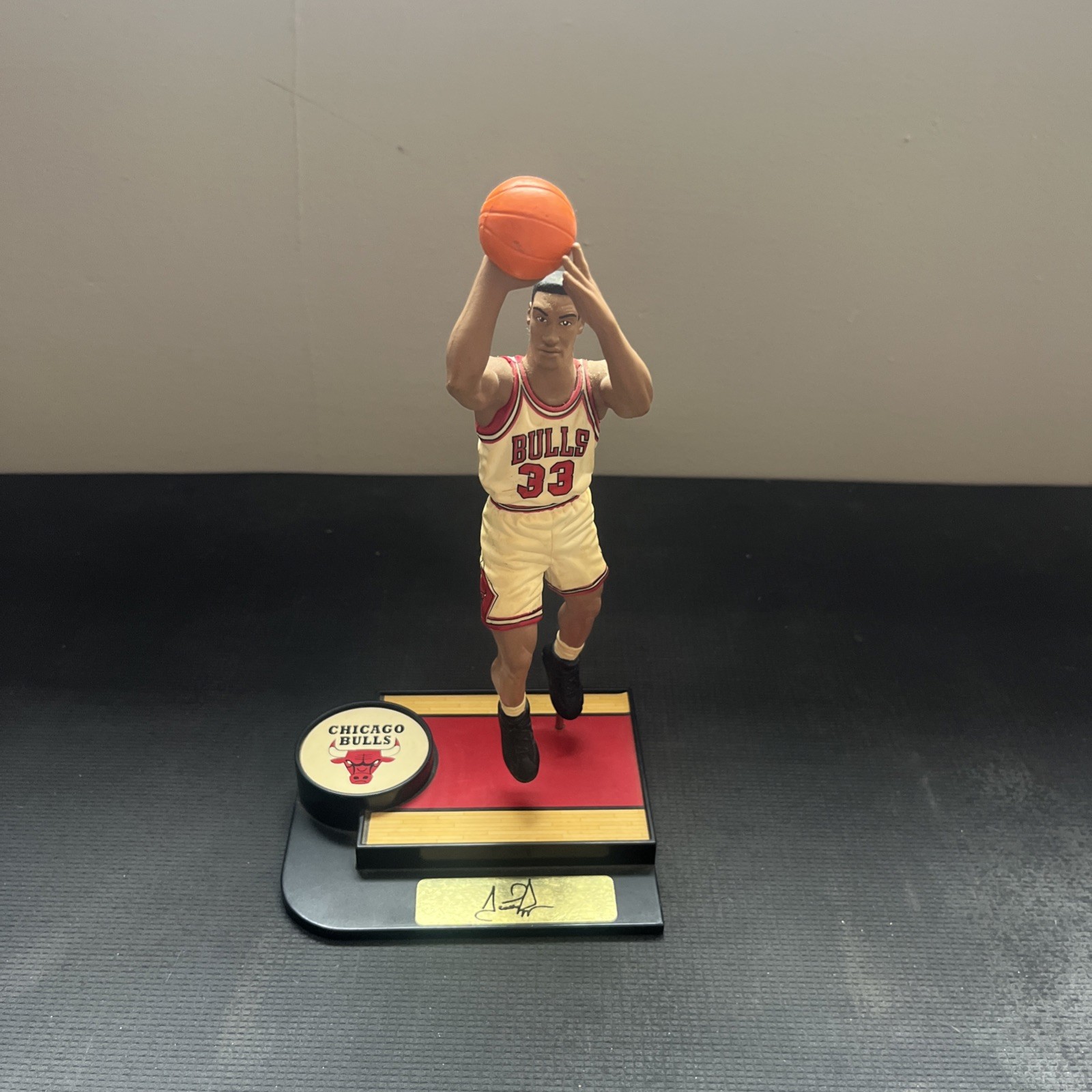 NBA Chicago Bulls #33 Basketball Figure Scottie Pippen Collectible Stand 1997 