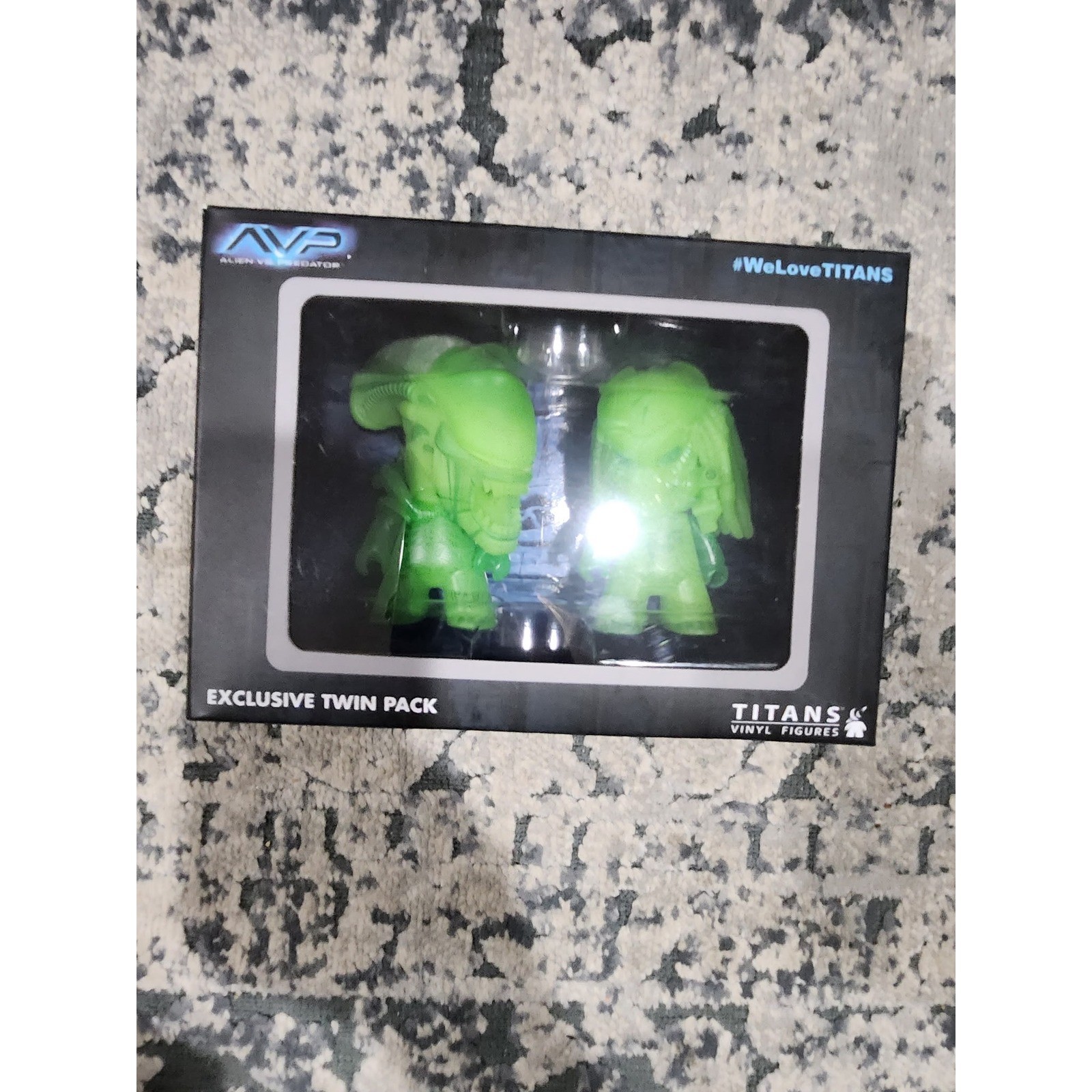 AVP Alien vs Predator Titans Vinyl Figures Exclusive Twin Pack Glow In The Dark AVP Alien vs Predator Titans Vinyl Figures Exclusive Twin Pack Glow In The Dark